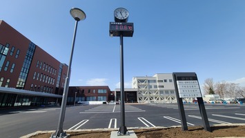 庁舎前の時計と温度計(砂川ライオンズクラブ)