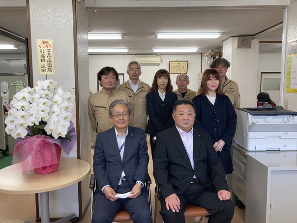 創立60周年を迎えた三東商事。従業員のみなさんと記念撮影