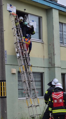 手振り要救助者を応急梯子で救出