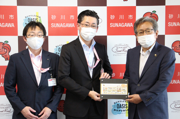 砂川郵便局伊藤局長(写真中央)と砂川南郵便局木村局長(写真左)