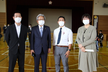 阿久津校長（写真右）、長﨑教頭（写真左）、西川先生（写真右から2人目）ご苦労様でした。
