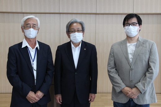 10年勤続の手塚隆雄さん(写真左)と5年勤続の稲垣俊郎さん(写真右)