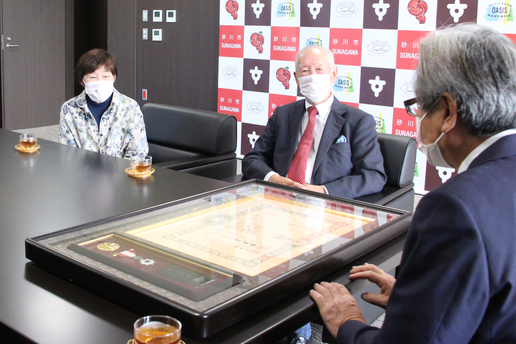受章報告をする本田日出雄氏(写真中央)