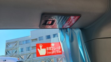 乗客席の天井にも非常用ブレーキのスイッチがあります