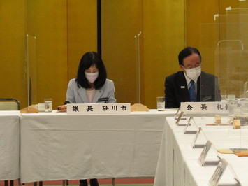 写真左から開催市の水島議長、会長の札幌市議会細川議長