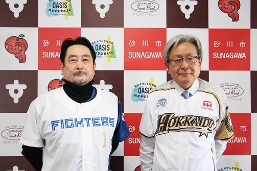 押尾会長（写真左）は今シーズンのユニフォームで、私は昨シーズンのウポポイバージョン