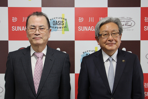 再任となった平林病院事業管理者(写真左)
