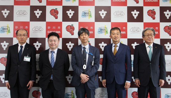 写真左から副市長、正木次長、本田事業調整官、富山部長、市長