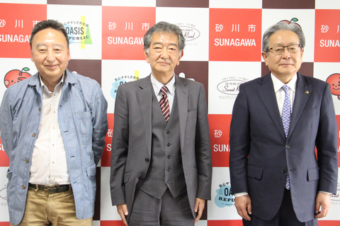 写真左からライターの遠藤隆氏、全国市長会庶務部兼管理部の中村文剛部長