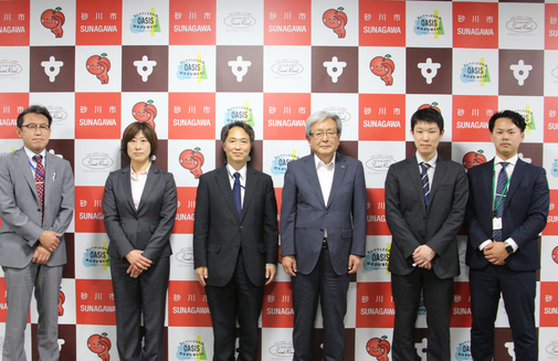 写真左から札幌管区気象台今野防災調査課長、浅利防災情報管理係長、竹田気象防災部長、市長、気象庁総務部企画課天羽企画係長、地域防災対策支援調整係山口さん(三重県から出向中)