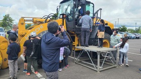 豊小写生会～憩岳会の建設機械展示