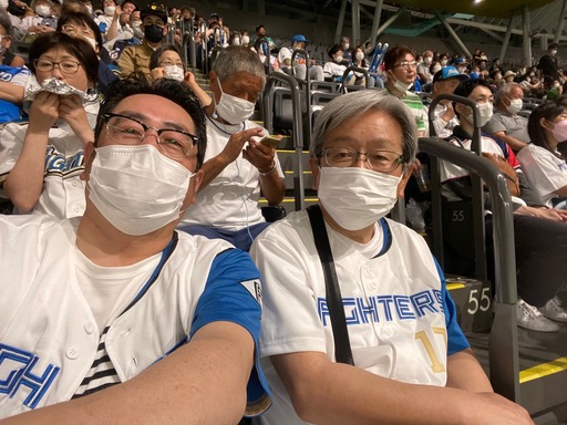 押尾会長(写真左)とユニフォーム姿で記念撮影