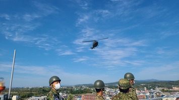 滝川駐屯地から負傷した隊員を乗せたヘリが、市立病院屋上ヘリポートに飛来