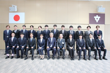 新規採用職員との写真撮影