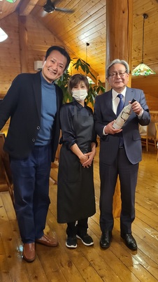写真左から菅原理事長、岩瀬康子さん