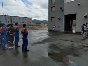整列し報告している様子