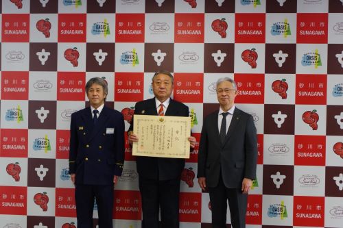 整列している市長、消防団長、消防長
