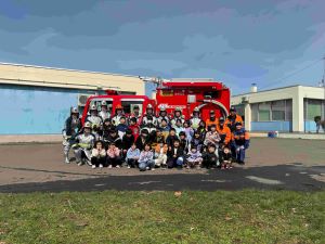 小学生と消防車