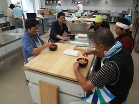 交流会で打ちたてのそばを食べる様子