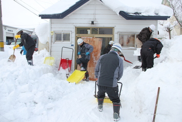 除雪作業に励む作業員の皆さん