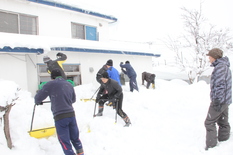 たくさんの雪に窓が埋もれています