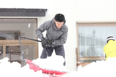 若手の自衛隊員が一生懸命除雪をしています
