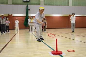 高齢者軽スポーツフェスティバル　輪投げゲーム