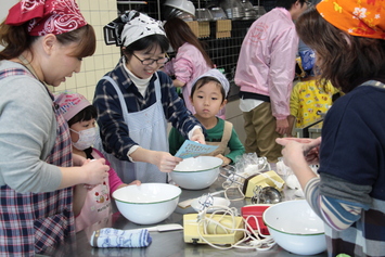 お菓子作りの様子