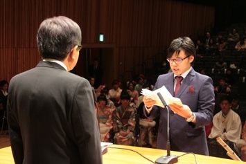 新成人代表のことばを話す山越博輝さん