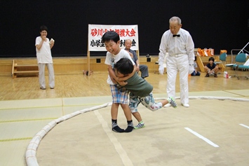 少年相撲も白熱した戦いでした