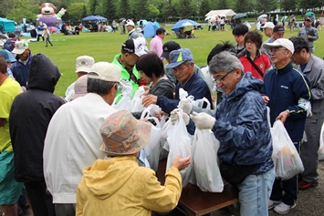 花の苗の配布