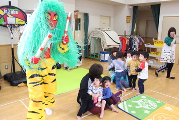 赤鬼との固い約束 保育所節分行事 すながわトピックス 砂川市ホームページ