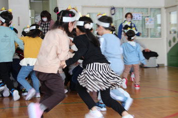 逃げ回る子どもたち